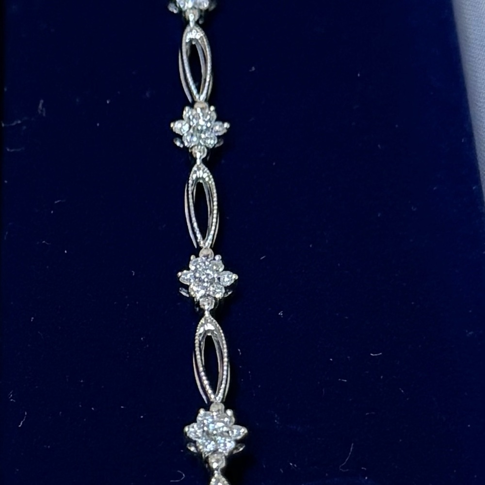 Gorgeous, Sparkling Ladies 7 Inch 18 Kt White Gold Diamond Bracelet
